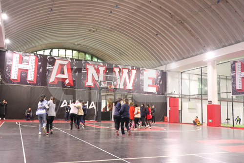 抱氣球.jpg 抱氣球.jpg